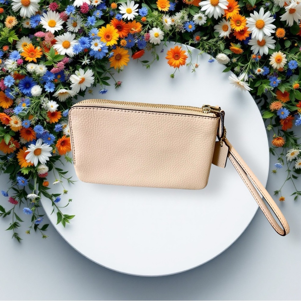 Luxurious Coach Beige Wristlet in Pebbled Leather With Gold Hardware - Picture 3 of 11